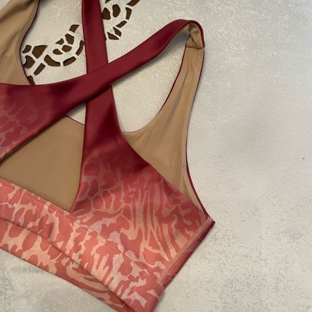 Good American Ombré Cross Over Back Sports Bra - Picture 14 of 15